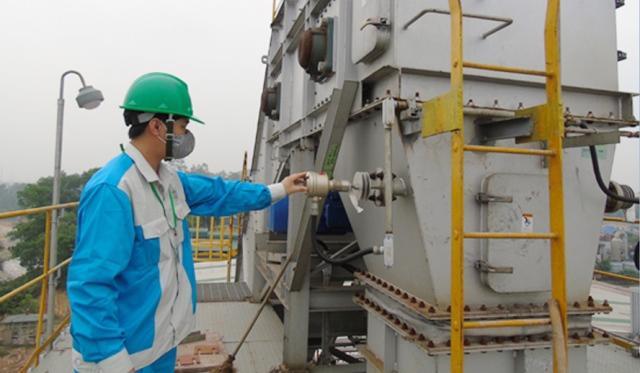 Công nhân Nhà máy xử lý chất thải công nghiệp phát điện tại Khu liên hợp xử lý chất thải Nam Sơn (Sóc Sơn) vận hành băng chuyền đưa rác vào lò đốt. Ảnh: Vân Nhi