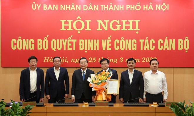 Lãnh đạo UBND TP Hà Nội chúc mừng tân Chánh Văn phòng UBND TP.