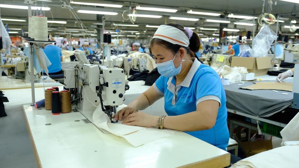 Công nhân ngành dệt may làm việc tại Khu công nghiệp Quang Minh, Mê Linh, Hà Nội. Ảnh: Phạm Hùng  