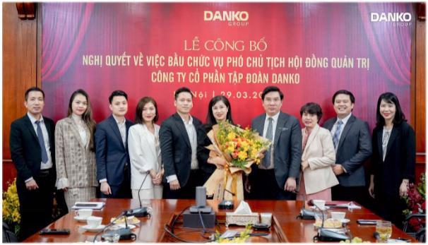 Ban lãnh đạo Tập đoàn chúc mừng tân Phó Chủ tịch Trần Thị Thu Thủy