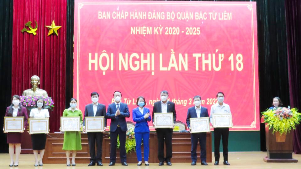 Quận Bắc Từ Liêm khen thưởng cho các tập thể, cá nhân có thành tích trong thực hiện Quyết định số 2200-QĐ/TU của Thành ủy về