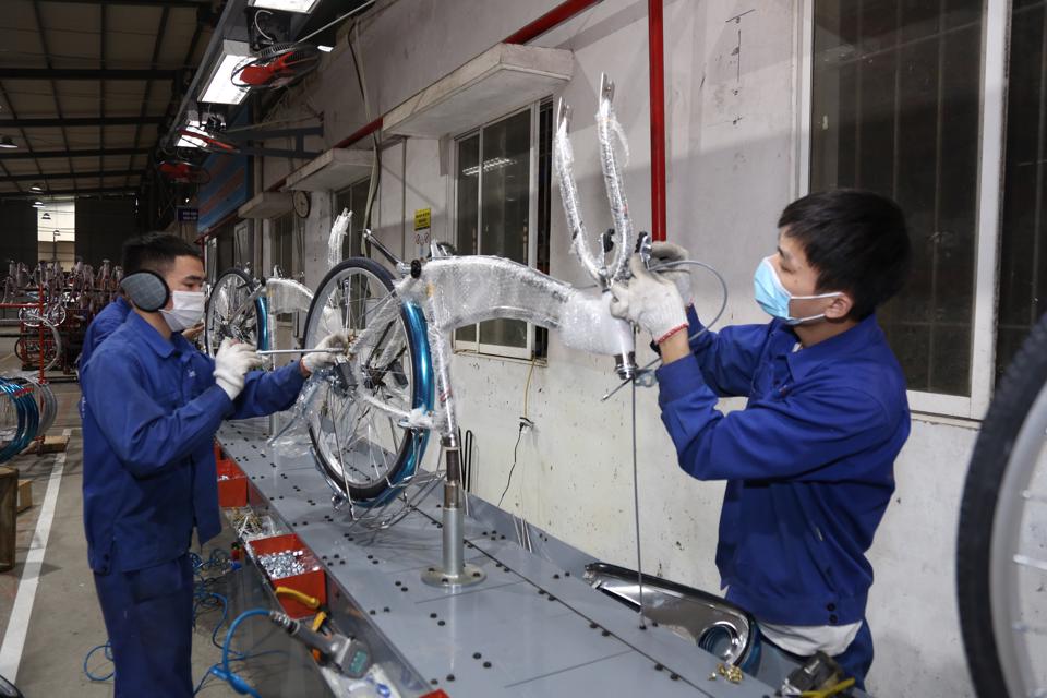 Người lao động lo âu vì mức chịu thuế thu nhập cá nhân không thay đổi khi giá hàng hóa tăng cao. Ảnh: Thanh Hải