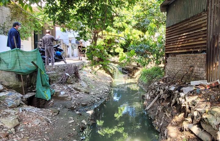 Mương thoát nước Xuân Tảo - Xuân La lộ thiên, mất vệ sinh môi trường, mỹ quan đô thị. Ảnh: Vân Nhi