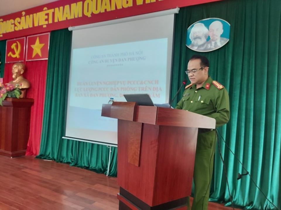 Thượng tá Đặng Trung Kiên - Phó trưởng Công an huyện Đan Phượng phát biểu tại buổi tập huấn nghiệp vụ PCCC trên địa bàn