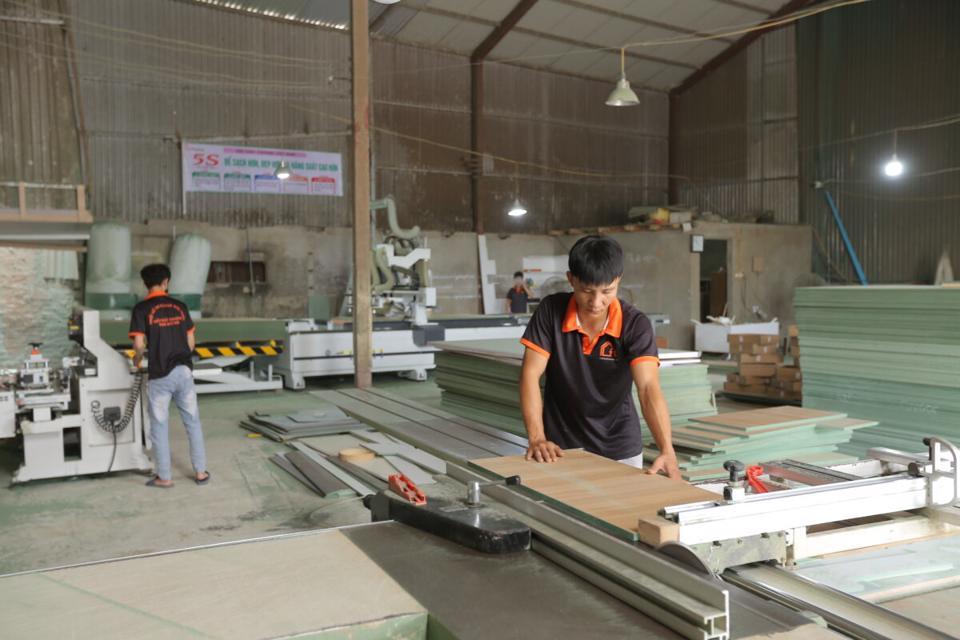 Các sản phẩm nội thất gỗ công nghiệp có ưu điểm là vận chuyển, lắp ráp đơn giản, thời gian thi công nhanh. Ảnh: Thành Luân  