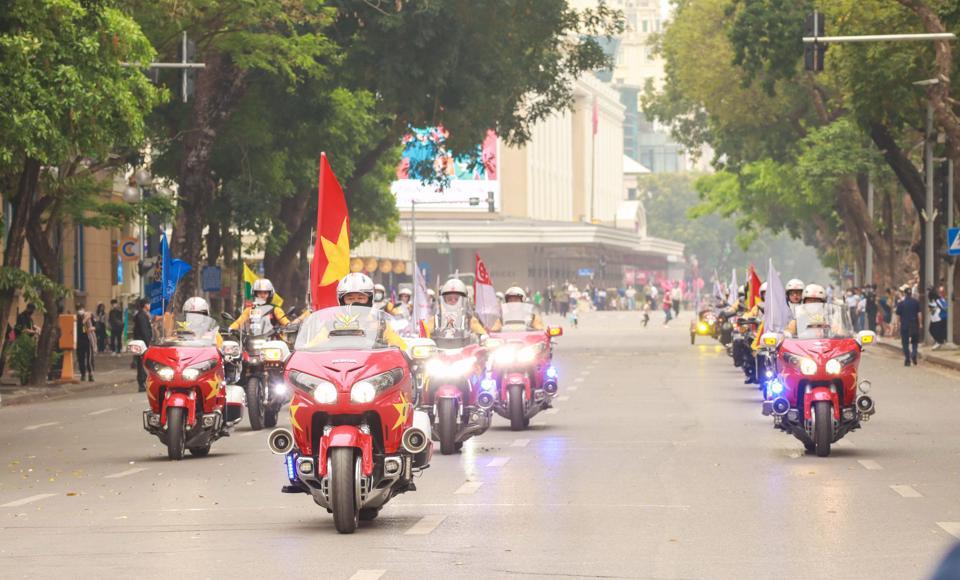 Đoàn xe mô tô phân khối lớn mang theo lá cờ tổ quốc, cờ SEA Games, cờ Liên đoàn thể thao Đông Nam Á và dàn cờ hồng diễu hành một vòng hồ Hoàn Kiếm.