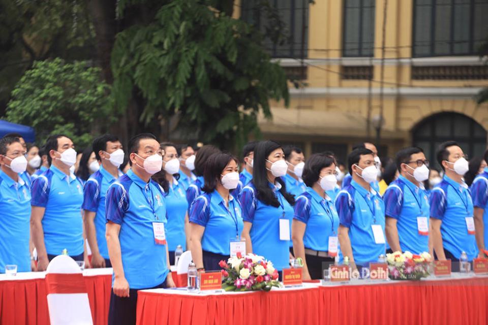Các đồng chí lãnh đạo Trung ương và TP Hà Nội dự lễ phát động. Cùng lãnh đạo nhiều Ban, ngành, đoàn thể và 30 quận, huyện, thị xã thuộc TP Hà Nội. Các huấn luyện viên, vận động viên và hơn 3.000 người dân tham gia chạy sau Lễ phát động.