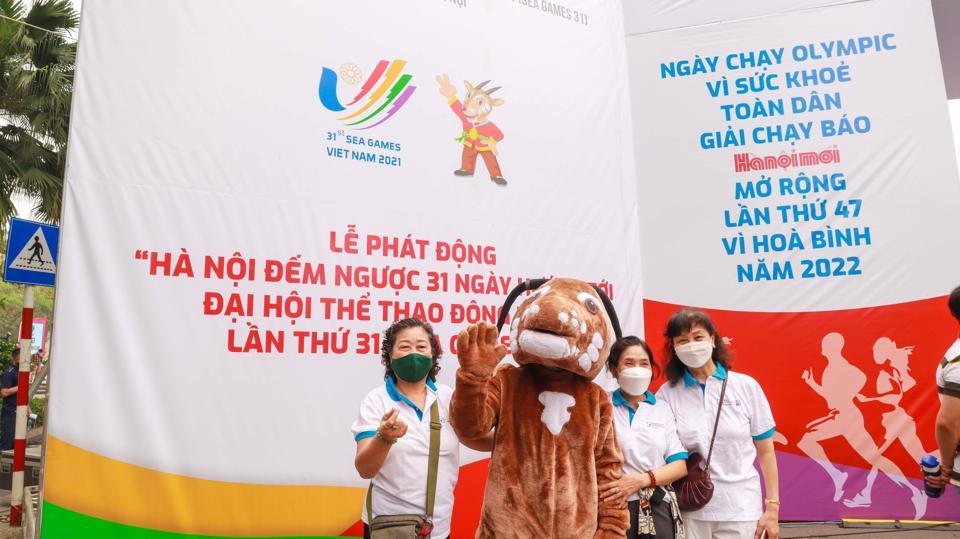 Người dân Thủ đô thích thú chụp ảnh lưu niệm cùng linh vật SEA Games 31.