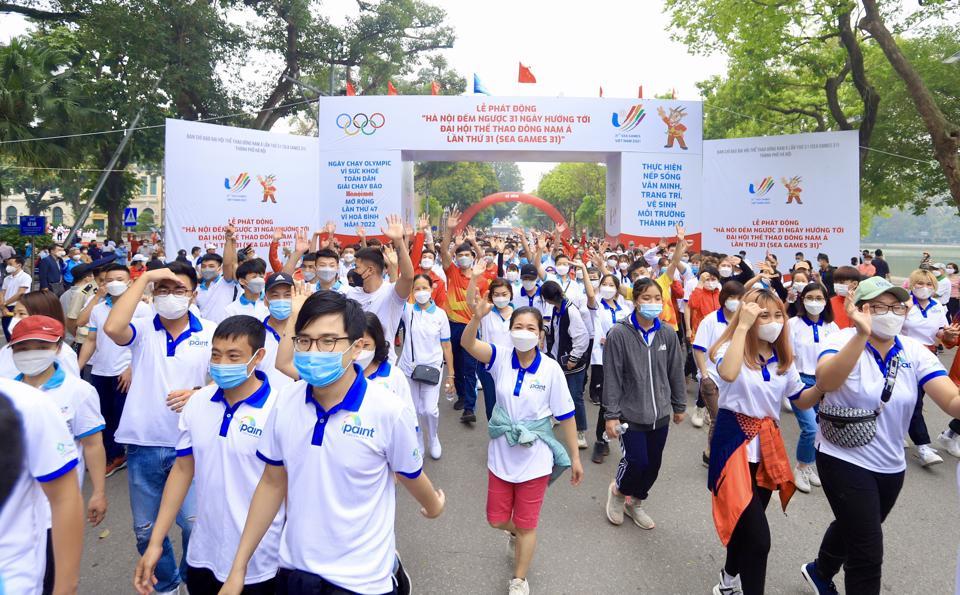 Hơn 3.000 người dân theo sự hướng dẫn của trọng tài di chuyển đến vạch xuất phát tham gia chạy hưởng ứng Lễ phát động “Hà Nội đếm ngược 31 ngày hướng tới SEA Games 31, thực hiện nếp sống văn minh, trang trí, vệ sinh môi trường Thành phố”, Ngày chạy Olympic vì sức khỏe toàn dân, giải chạy Báo Hànộimới mở rộng lần thứ 47 - Vì hòa bình năm 2022
