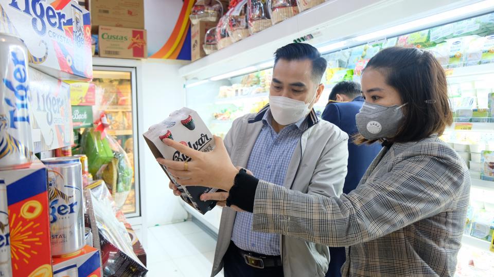 Đoàn liên ngành Hà Nội kiểm tra chất lượng sản phẩm tại Siêu thị Winmart (quận Nam Từ Liêm ). Ảnh: Lâm Nguyễn.