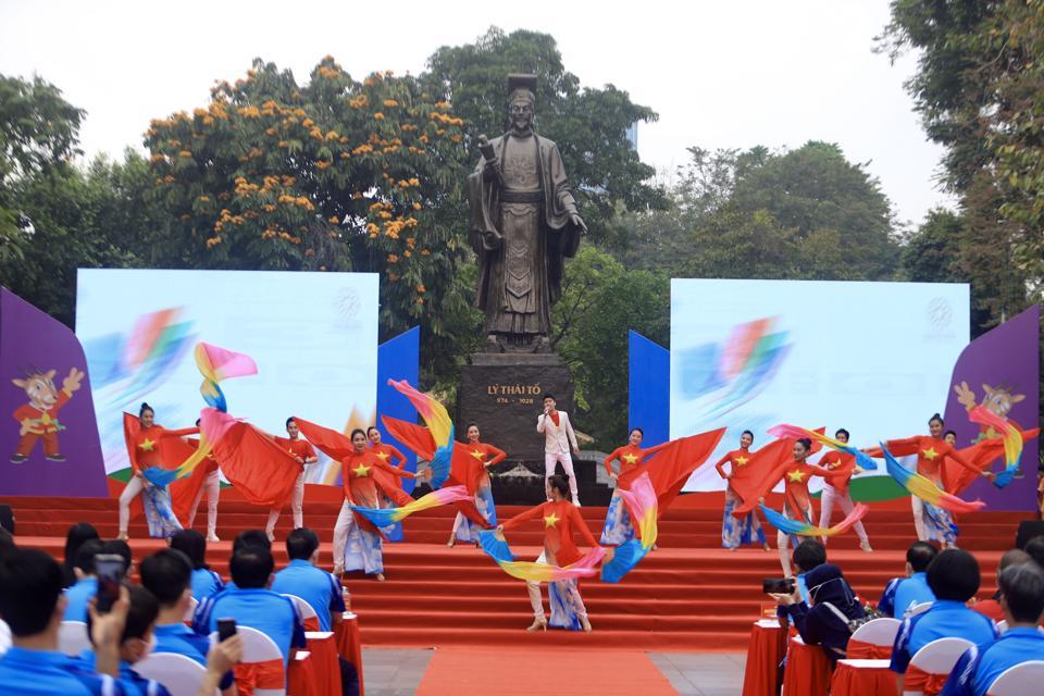 Mở đầu buổi lễ phát động là chương trình văn nghệ chào mừng với những tiết mục sôi động hướng tới SEA Games 31 như: Múa lân trống hội Thăng Long, biểu diễn bài hát chính thức của SEA Games 31 mang tên “Hãy toả sáng” và các tiết mục thể thao do vận động viên của thể thao Hà Nội thực hiện.