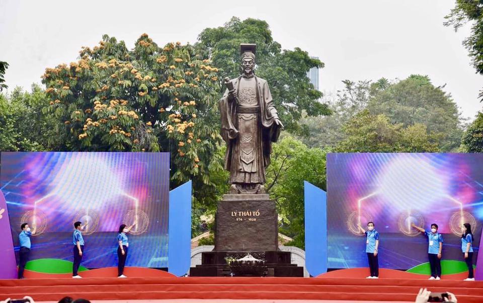 Các đồng chí lãnh đạo Trung ương và TP Hà Nội thực hiện nghi lễ đếm ngược.