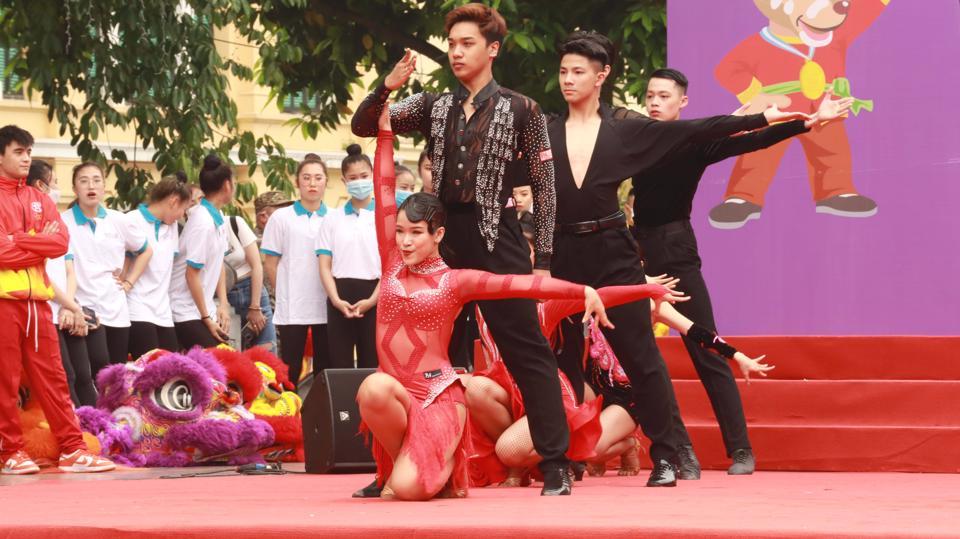 Chương trình nghệ thuật, thể thao sôi động, tưng bừng chào mừng Lễ phát động.