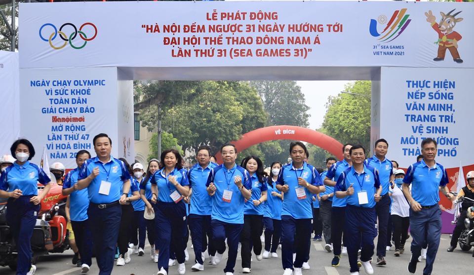 Các đại biểu tham gia chạy hưởng ứng Lễ phát động