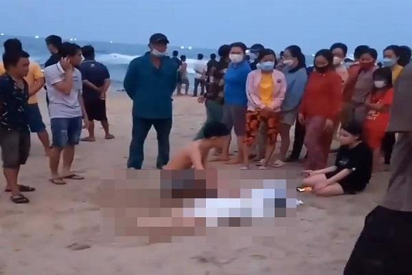 Lực lượng cứu hộ và người dân vớt được thi thể em Tr. Ảnh: B.Đ/Vietnamnet.vn