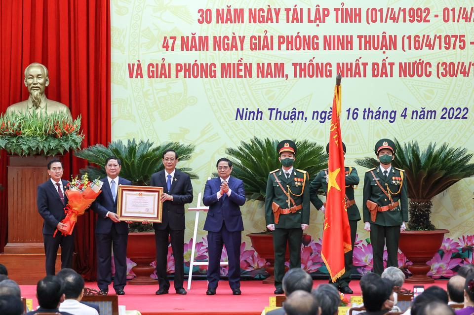 Thay mặt lãnh đạo Đảng, Nhà nước, Thủ tướng Chính phủ Phạm Minh Chính trao tặng Huân chương Lao động hạng Nhất cho Đảng bộ, chính quyền, quân và dân tỉnh Ninh Thuận