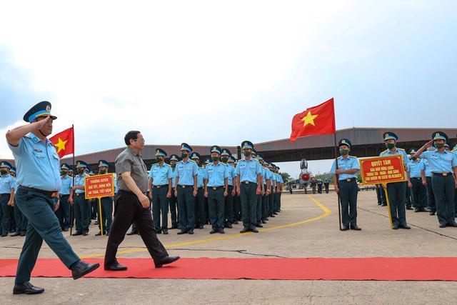 Cán bộ, chiến sĩ Trung đoàn Không quân 937 vinh dự đón Thủ tướng Phạm Minh Chính đến thăm, động viên, kiểm tra công tác huấn luyện, sẵn sàng chiến đấu.