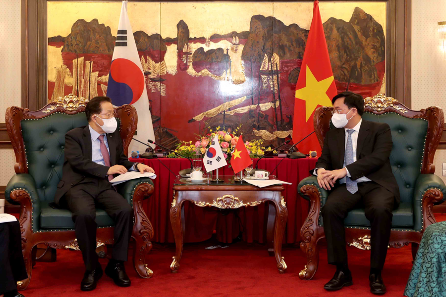 Thứ trưởng Trần Duy Đông (phải) và ông Yoon Dae Hee tại buổi tiếp. Ảnh: MPI