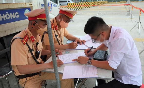 Lái xe T. thừa nhận với tổ công tác đã sử dụng rượu, bia vào tối hôm trước, nhưng trong cơ thể vẫn còn nồng độ cồn. 