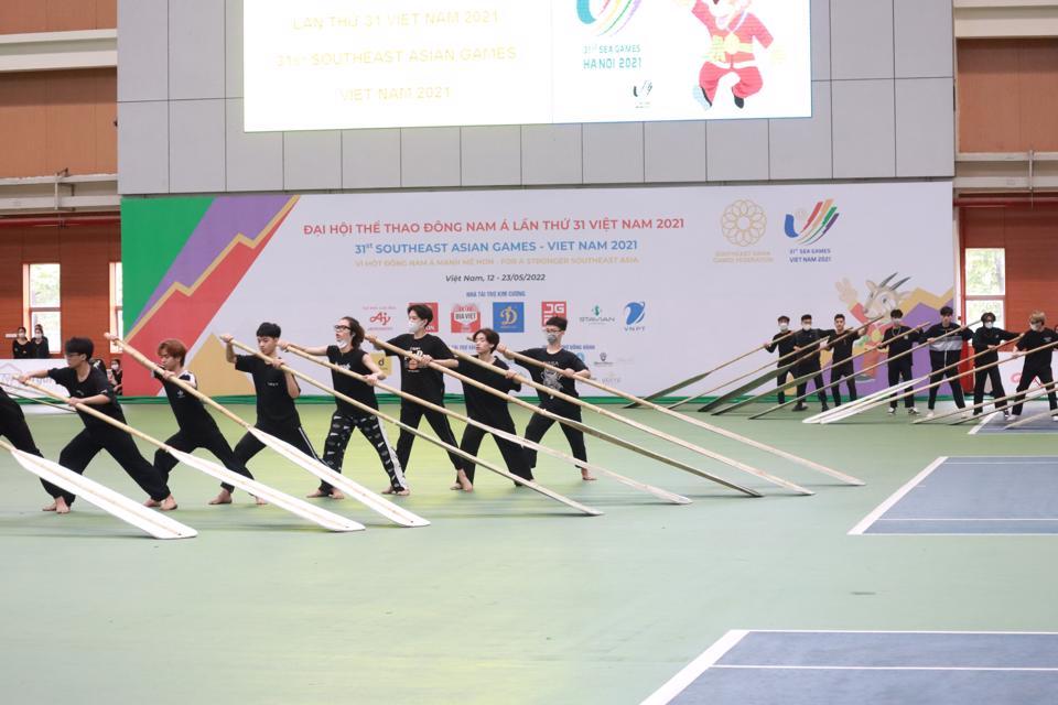 Đoàn biểu diễn tập luyện chuẩn bị cho Lễ khai mạc SEA Games 31. Ảnh: Bùi Lượng.