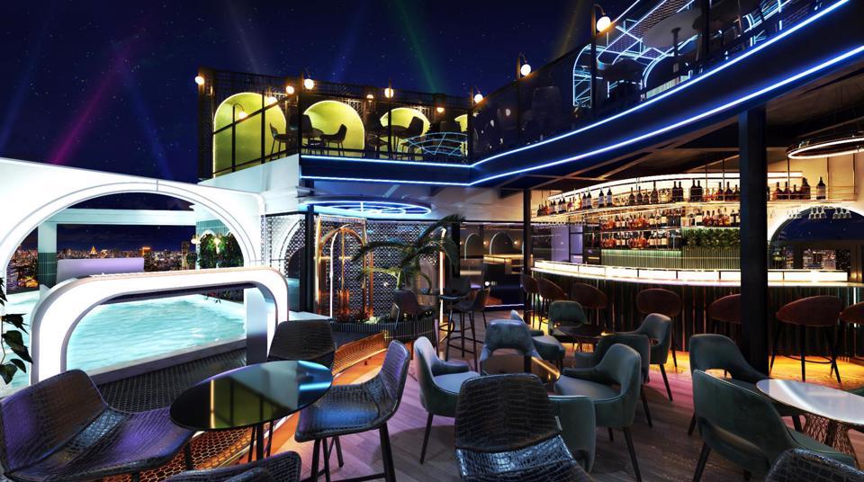 Từ quầy bar khách sạn có thể ngắm trọn Đà Nẵng về đêm.