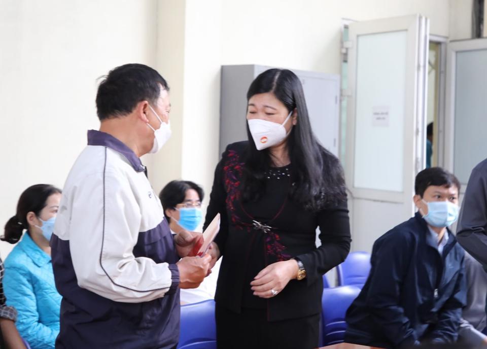 Chủ tịch Ủy ban MTTQ Việt Nam TP Hà Nội Nguyễn Lan Hương thăm hỏi, động viên gia đình bị nạn trong vụ cháy