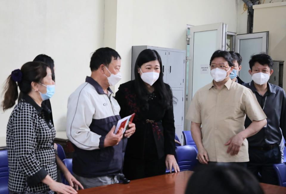 Chủ tịch Ủy ban MTTQ Việt Nam TP Hà Nội Nguyễn Lan Hương động viên gia đình bị nạn trong vụ cháy sớm vượt qua khó khăn