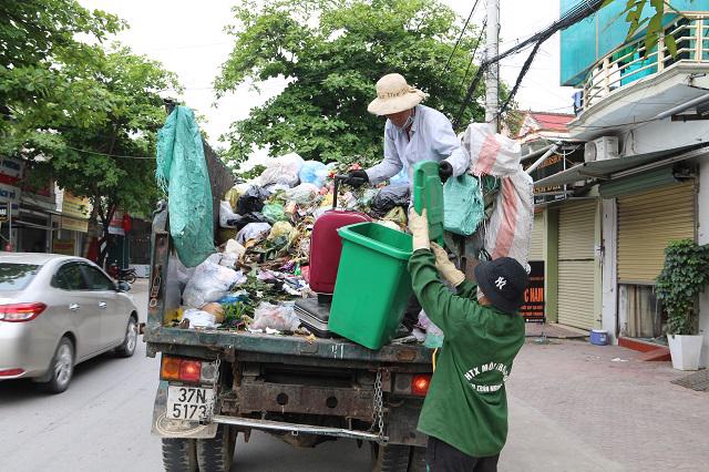 Hợp tác xã dịch vụ môi trường thị trấn Nghèn thu gom rác đưa đi xử lý