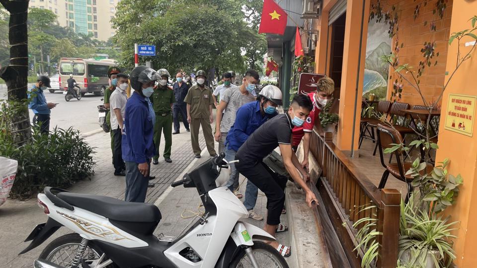 Lực lượng chức năng phường Liễu Giai xử lý các vi phạm. 