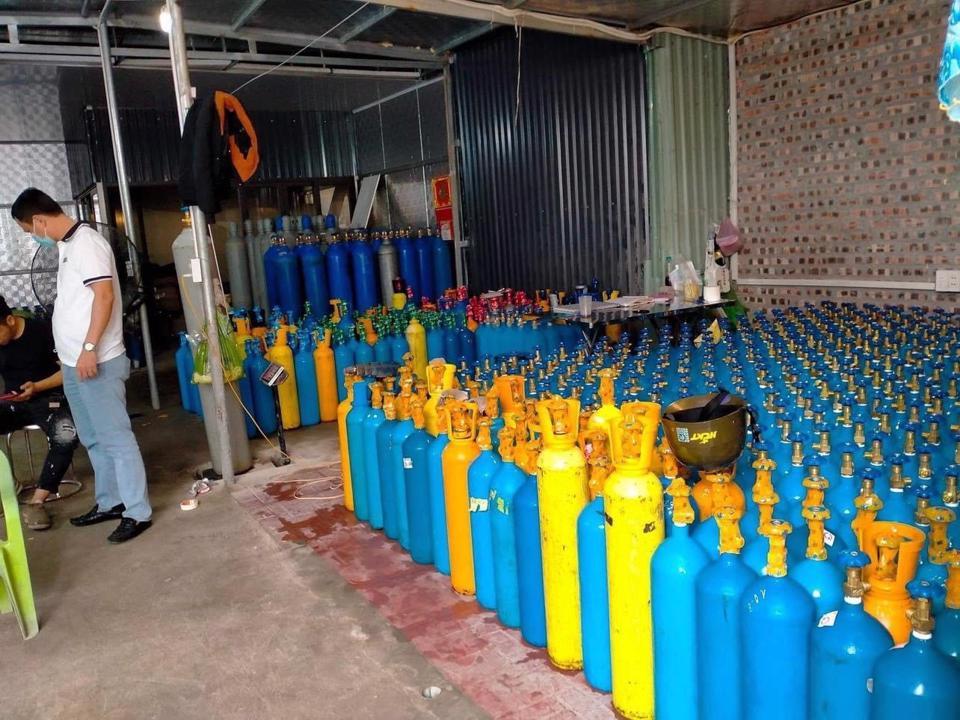 Cơ quan chức năng phát hiện hàng trăm bình khí cười không rõ nguồn gốc.
