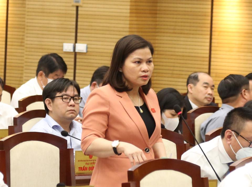 ĐB Hoàng Thị Tú Anh (Tổ ĐB huyện Phúc Thọ) đặt câu hỏi về tình trạng chung cư tái định cư thiếu nhà sinh hoạt cộng đồng