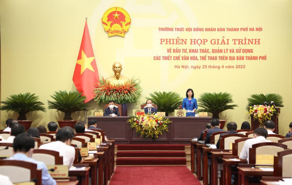Phó Chủ tịch Thường trực HĐND TP Phùng Thị Hồng Hà điều hành phiên giải trình 