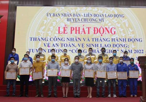 Lãnh đạo huyện Chương Mỹ tặng giấy khen cho