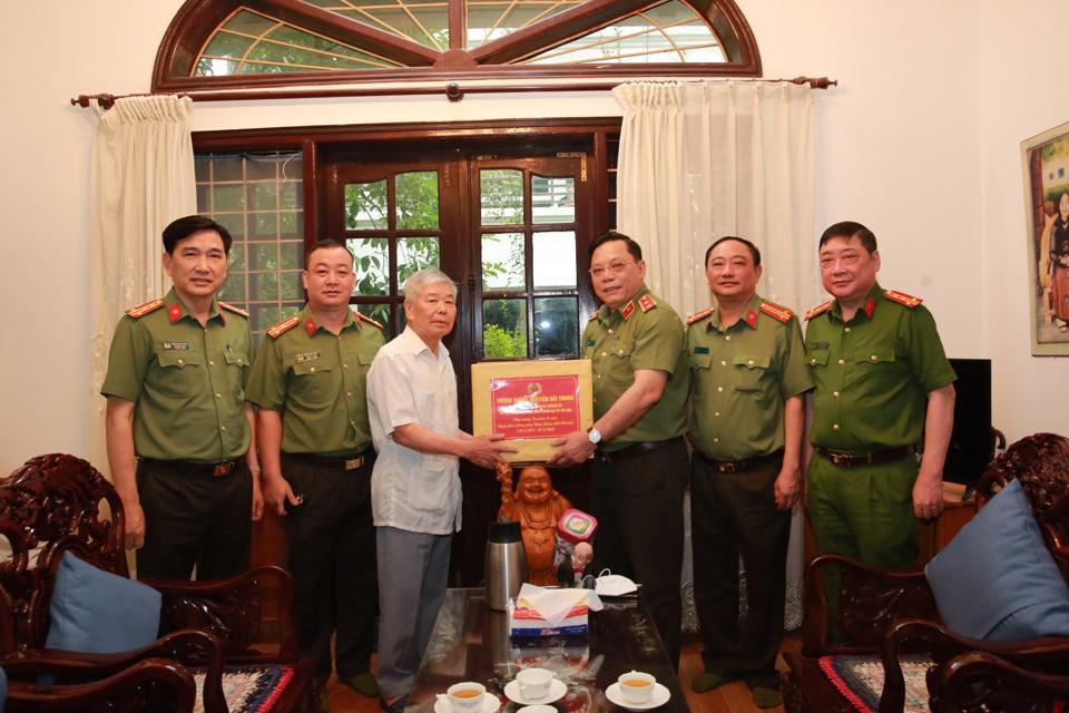 Giám đốc Công an TP Hà Nội thăm, tặng quà đồng chí Nguyễn Xuân Thu, nguyên Trưởng Công an quận Đống Đa.