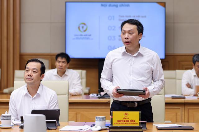 Thứ trưởng Bộ Thông tin và Truyền thông Nguyễn Huy Dũng báo cáo tình hình triển khai chuyển đổi số quý I. Ảnh: VGP