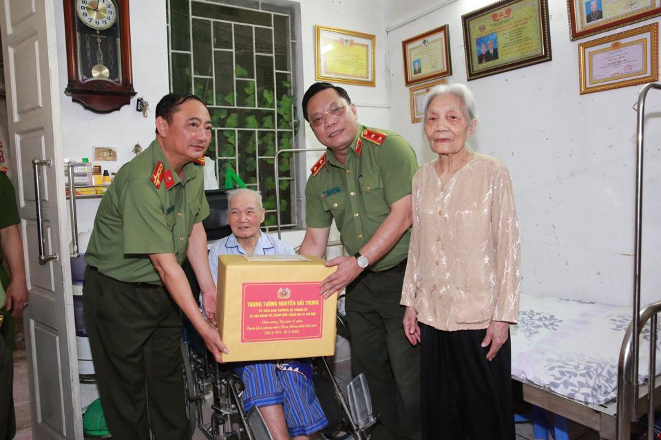 Giám đốc Công an TP Hà Nội thăm hỏi, tặng quà đồng chí Nguyễn Văn Dần - nguyên cán bộ Phòng An ninh điều tra.