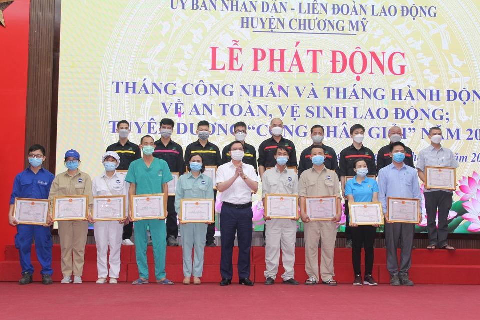 Phó Bí thư Thường trực Huyện ủy Chương Mỹ Trịnh Tiến Tường chụp ảnh lưu niệm với