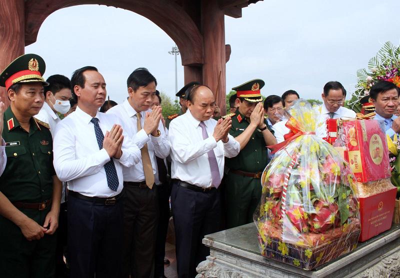 Chủ tịch nước Nguyễn Xuân Phúc cùng các đại biểu dâng hương, dâng hoa tưởng nhớ, tri ân các anh hùng liệt sĩ tại Thành cổ Quảng Trị.