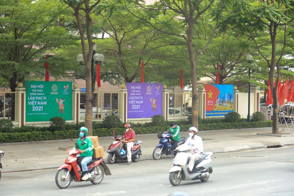 Xung quanh khu vực UBND quận Hai Bà Trưng được lắp đặt banner tuyên truyền cho SEA Games 31.