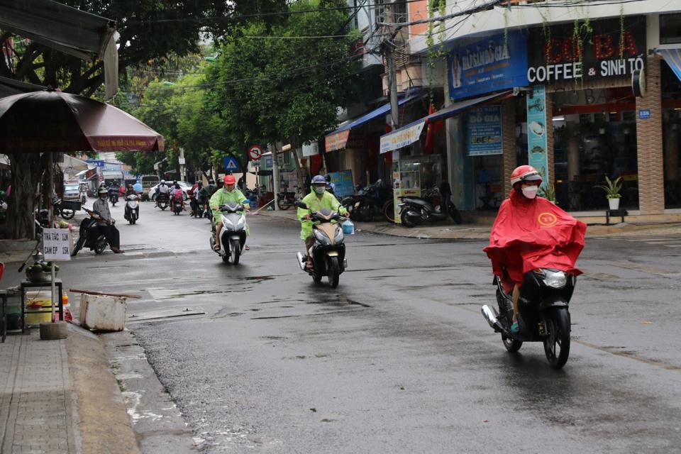 TP Nha Trang xuất hiện mưa vào sáng 29/4. (Ảnh: Trung Vũ).