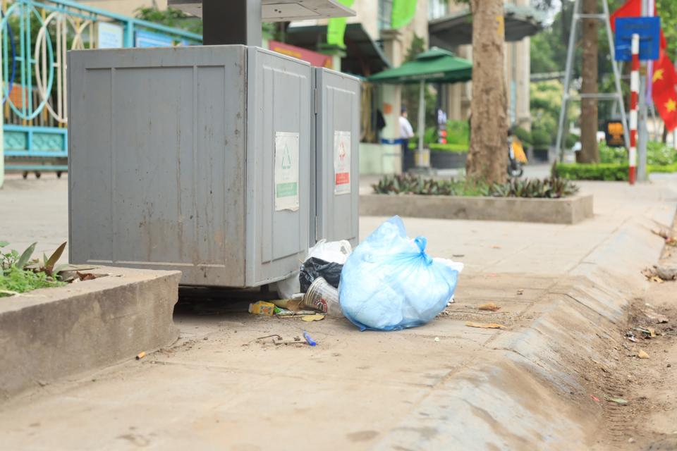 Tuy nhiên, tình trạng rác thải vứt bừa bãi vẫn còn xuất hiện ở nhiều nơi trên các tuyến phố thuộc khu vực phường Lê Đại Hành.