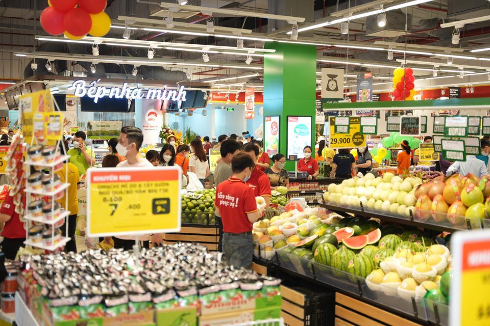 Ngày đầu khai trương, WinMart Smart City đã thu hút hàng trăm lượt khách hàng mua sắm.