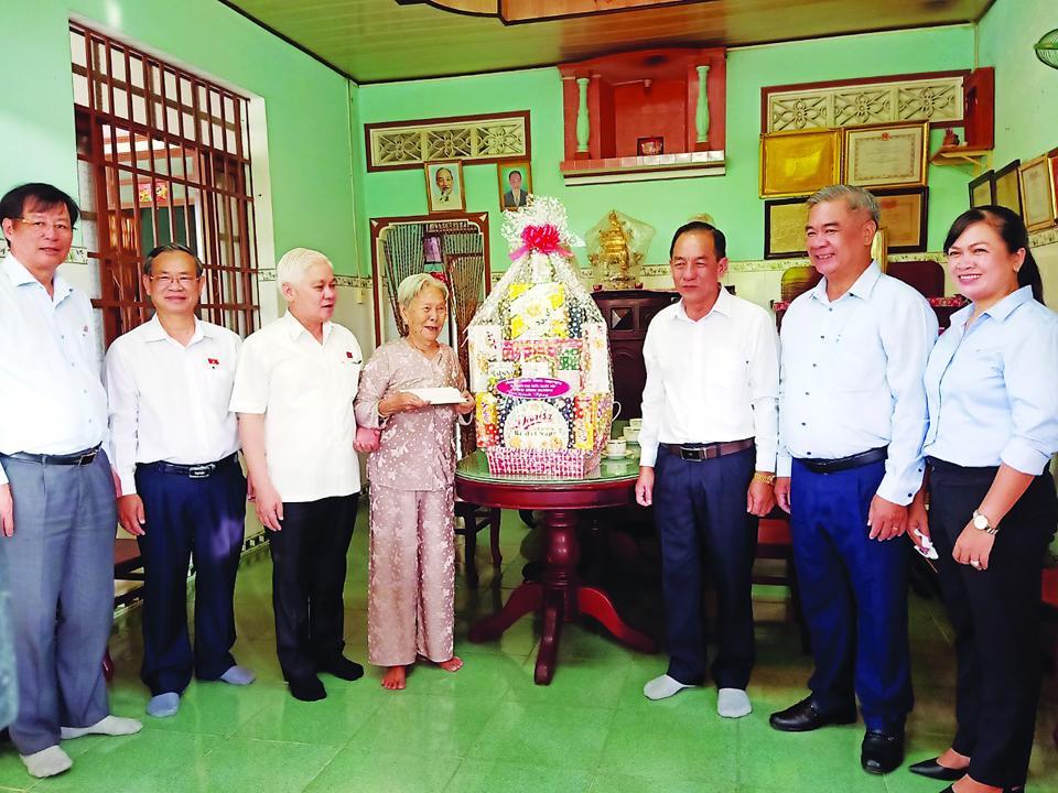 Lãnh đạo tỉnh Bình Dương thăm và tặng quà cho Bà mẹ Việt Nam anh hùng Bùi Thị Đa (khu phố Khánh Lộc, phường Tân Phước Khánh, thị xã Tân Uyên, tỉnh Bình Dương) ngày 25/4/2022.