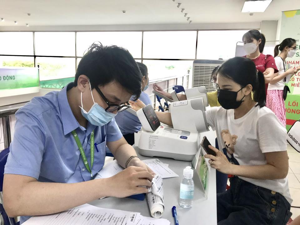 400 nữ công nhân lao động được khám sức khỏe sinh sản miễn phí tại Lễ phát động Tháng Công nhân và Tháng hành động về An toàn, vệ sinh, lao động năm 2022, do TP Hà Nội tổ chức. Ảnh: Trần Oanh. 
