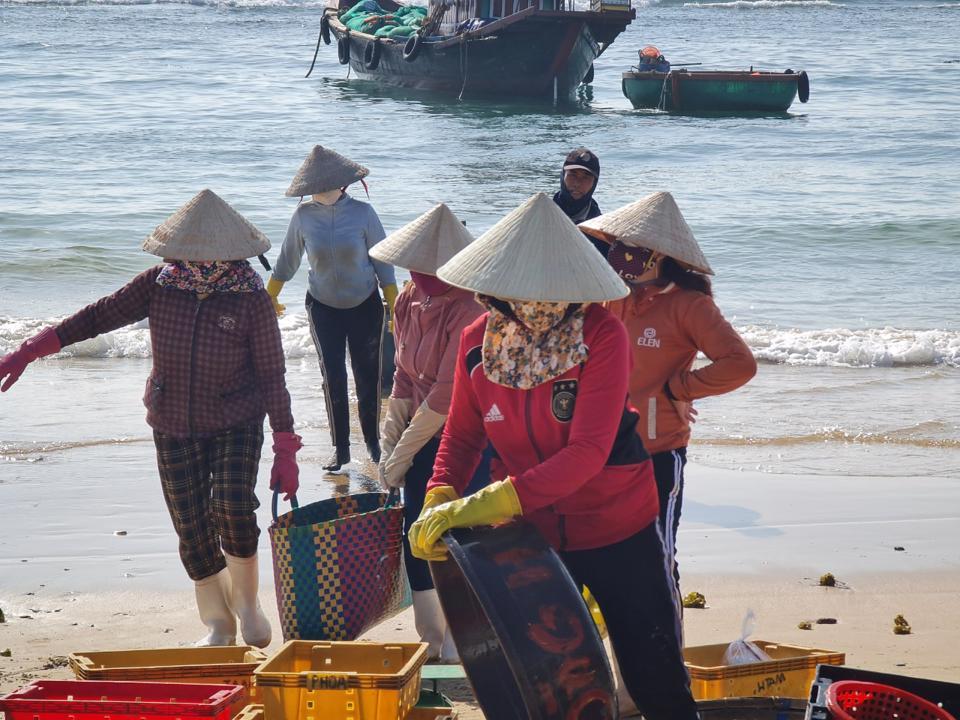 Phụ nữ làng biển mưu sinh nơi chợ cá.