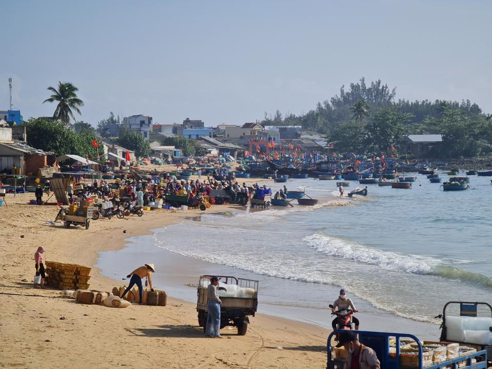 Chợ cá trên bãi biển.