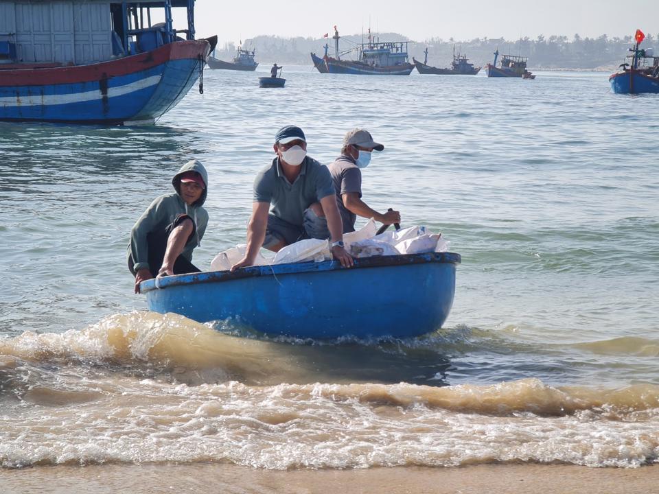 Ngư dân làng biển Phước Thiện.