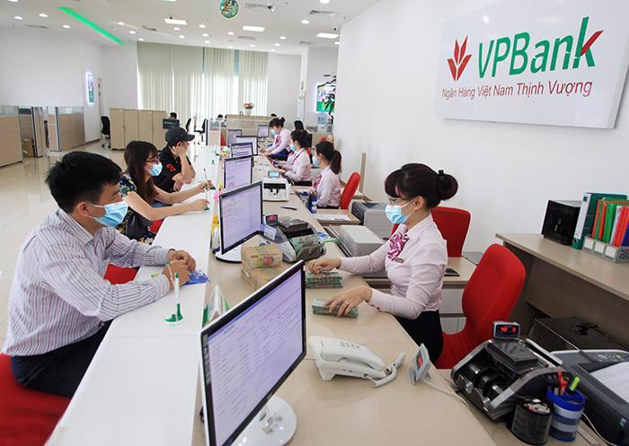 Khách hàng giao dịch tại VPBank. Ảnh: Phạm Hùng