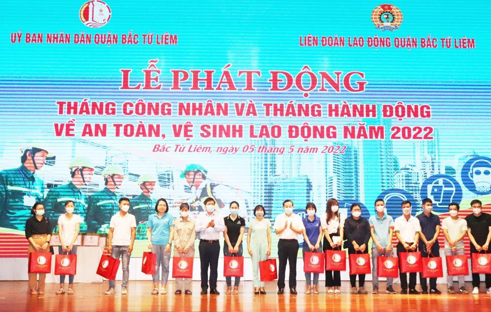 Lãnh đạo LĐLĐ TP và lãnh đạo quận Bắc Từ Liêm trao quà cho các đoàn viên công đoàn có hoàn cảnh khó khăn.
