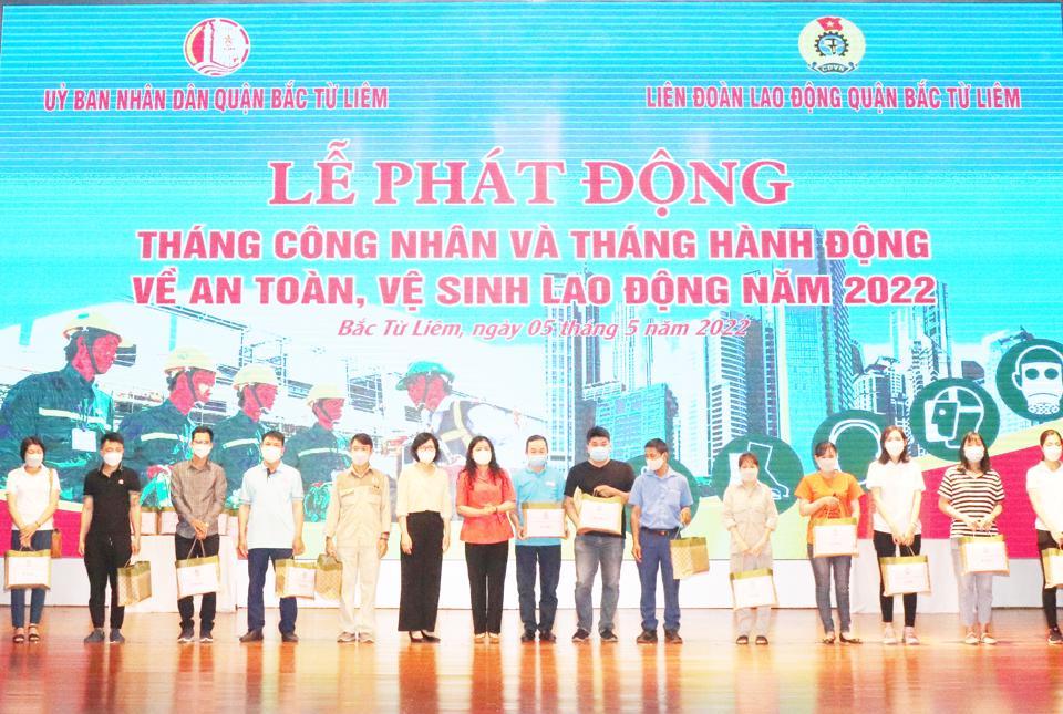 Phó Chủ tịch UBND quận Bắc Từ Liêm Lê Thị Thu Hương trao quà cho các đoàn viên công đoàn có hoàn cảnh khó khăn.